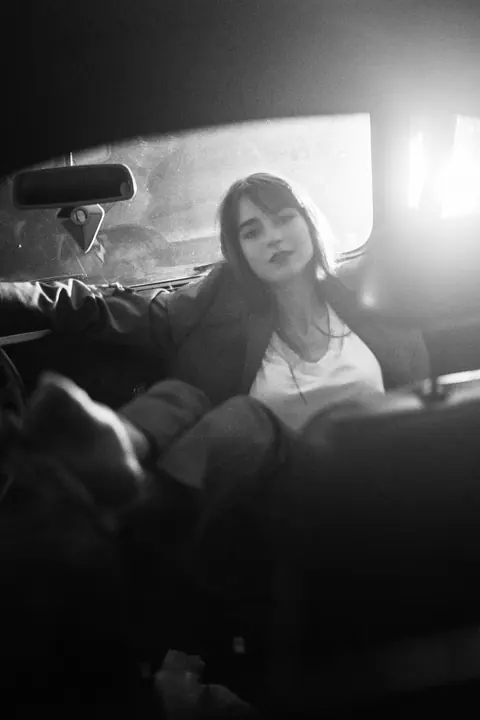 IM NOT YOUR PRETTY GIRLD — Serie fotográfica · Enrike Segarra, 6/25