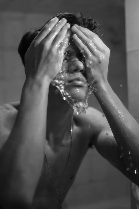 LA BAÑERA — Serie fotográfica · Enrike Segarra, 3/8