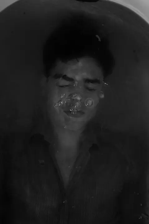 LA BAÑERA — Serie fotográfica · Enrike Segarra, 6/8
