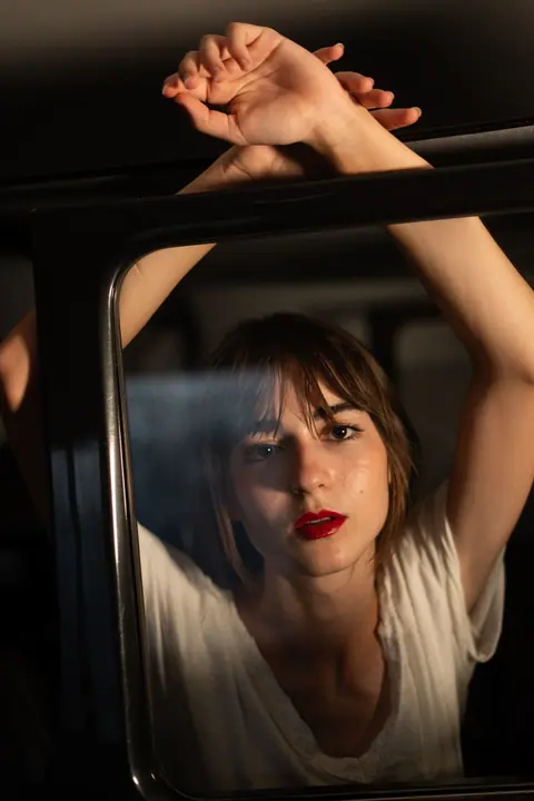 IM NOT YOUR PRETTY GIRLD — Serie fotográfica · Enrike Segarra, 7/25