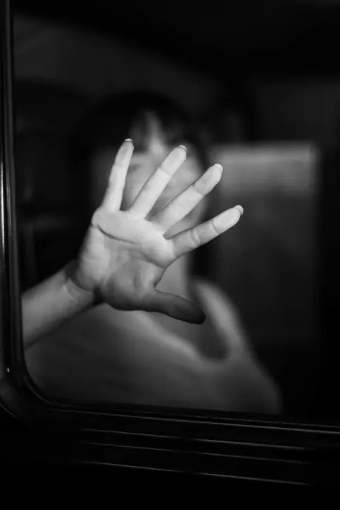 IM NOT YOUR PRETTY GIRLD — Serie fotográfica · Enrike Segarra, 14/25
