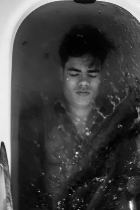LA BAÑERA — Serie fotográfica · Enrike Segarra, 7/8